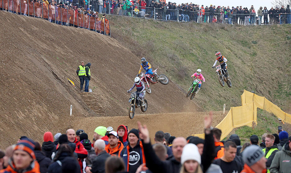 M&auml;rz: Fliegende Motorr&auml;der und gut gef&uuml;llte Zuschauerterrassen. Der MCC Frankenbach feiert seinen 50. Winter-Motocross.
