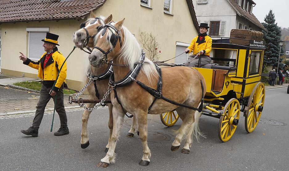 Sogar mit alter Kutsche, wie diese Herbstpferdemarkt-Teilnehmer zeigen. Sogar mit alter Kutsche, wie diese Herbstpferdemarkt-Teilnehmer zeigen.