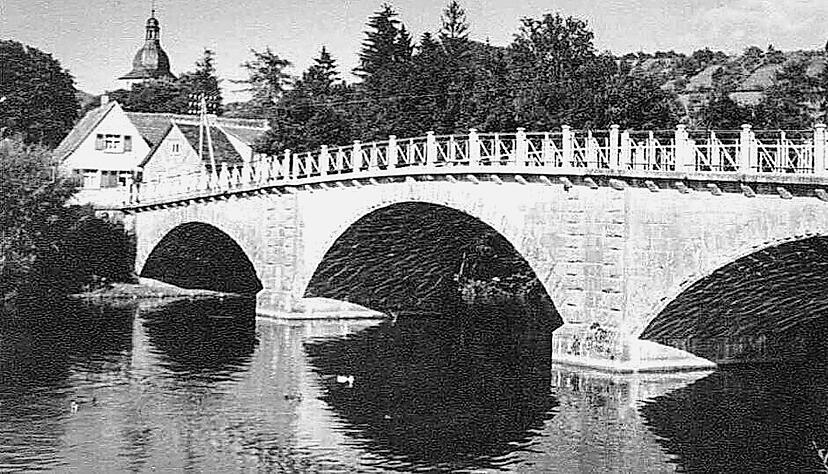 Die Brücke über die Jagst in Dörzbach war eines der ersten Bauprojekte der Niederlassung Hohenlohe des Stuttgarter Bauunternehmens Wolff & Müller. Von Waldenburg aus ist der Standort bis Nordbayern und Thüringen tätig.
Foto: Wolff & Müller Die Brücke über die Jagst in Dörzbach war eines der ersten Bauprojekte der Niederlassung Hohenlohe des Stuttgarter Bauunternehmens Wolff & Müller. Von Waldenburg aus ist der Standort bis Nordbayern und Thüringen tätig.
Foto: Wolff & Müller