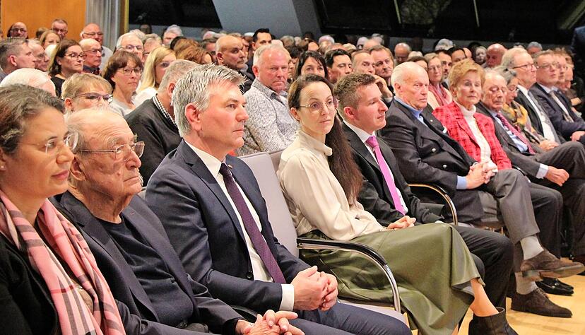 Vor vollem Haus und vor vielen Ehreng&auml;sten in der ersten Reihe sprach Gesundheitsministerin Nina Warken beim Neujahrsempfang der Stadt K&uuml;nzelsau.
Fotos: Tamara Ludwig