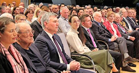 Vor vollem Haus und vor vielen Ehrengästen in der ersten Reihe sprach Gesundheitsministerin Nina Warken beim Neujahrsempfang der Stadt Künzelsau.
Fotos: Tamara Ludwig Vor vollem Haus und vor vielen Ehrengästen in der ersten Reihe sprach Gesundheitsministerin Nina Warken beim Neujahrsempfang der Stadt Künzelsau.
Fotos: Tamara Ludwig