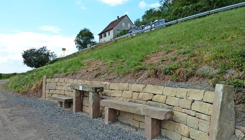 Die L&ouml;wensteiner Bauhofmitarbeiter haben eine alte "Gruhe" oder auch Kruge an den Weinbergen beim Eierberg restauriert.Foto: Gustav D&ouml;ttling