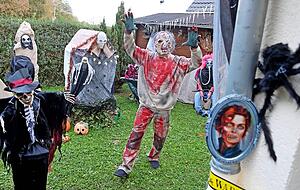 Mann im Kostüm oder nur eine Puppe? Bei Ronald Wick aus Babstadt können sich die Passanten am Halloweenabend darüber nicht sicher sein.
