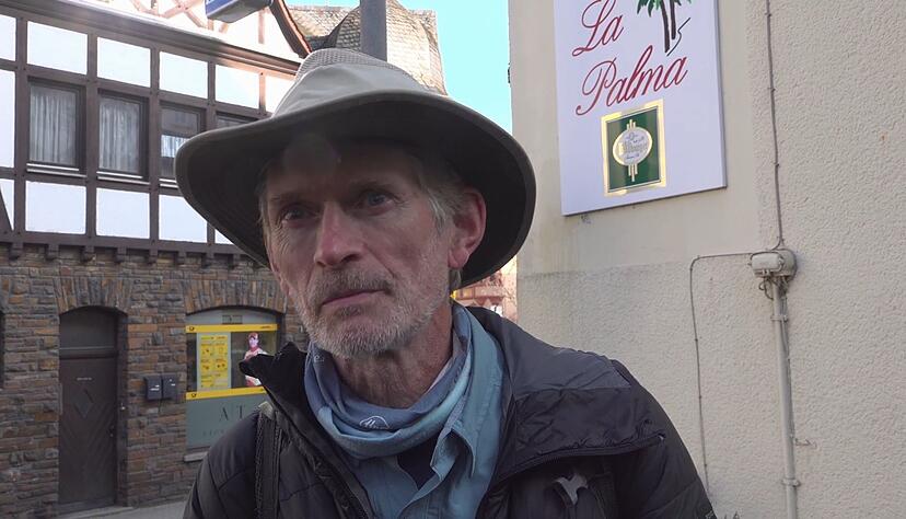 Meteoritenjäger Thierry Monter ist aus Frankreich zum Einschlagort in Koblenz angereist. Meteoritenjäger Thierry Monter ist aus Frankreich zum Einschlagort in Koblenz angereist.