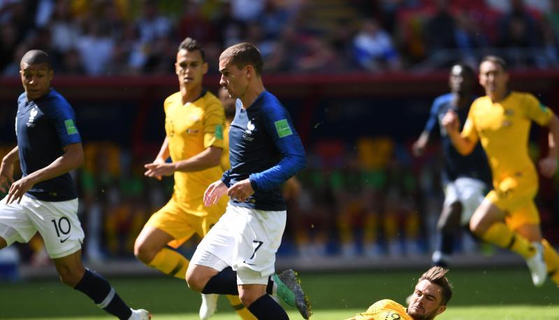 Frankreichs Antoine Griezmann (M) wird von Australiens Joshua Risdon (r) gefoult, woraufhin es einen Elfmeter gibt.