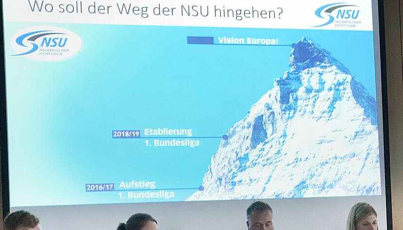 Zeigen den Neckarsulmer Weg (v.l.): Gesch&auml;ftsf&uuml;hrer Kai Stettner, Co-Trainerin Maike Daniels, Chefcoach Pascal Morgant und Kapit&auml;nin Seline Ineichen.
Foto: Knobloch