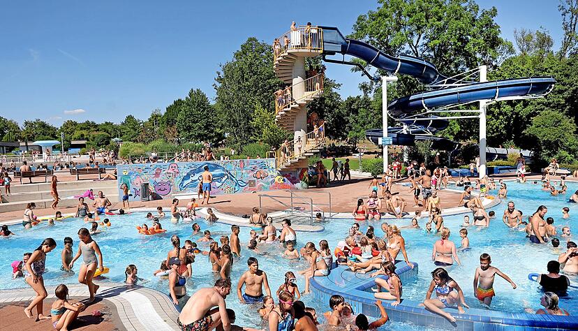 Fast nur noch Stehplätze gibt es im Spaßbecken des Solefreibads Bad Friedrichshall. Auch an der Rutsche ist viel Betrieb. Fast nur noch Stehplätze gibt es im Spaßbecken des Solefreibads Bad Friedrichshall. Auch an der Rutsche ist viel Betrieb.