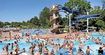 Fast nur noch Stehplätze gibt es im Spaßbecken des Solefreibads Bad Friedrichshall. Auch an der Rutsche ist viel Betrieb.
Foto: Ralf Seidel