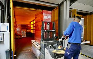 Wie viele Pakete in einem Lkw Platz haben, hängt momentan noch von der Erfahrung der Mitarbeiter ab. Künftig soll eine Künstliche Intelligenz die beste Beladevariante berechnen. Wie viele Pakete in einem Lkw Platz haben, hängt momentan noch von der Erfahrung der Mitarbeiter ab. Künftig soll eine Künstliche Intelligenz die beste Beladevariante berechnen.