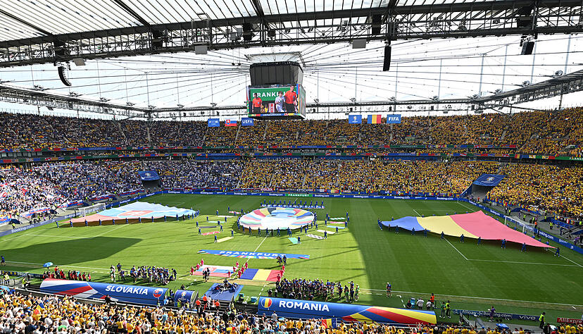 Beim Spiel der EM 2024 Slowakei gegen Rumänien gab es einen lauten Knall. Was steckt dahinter?