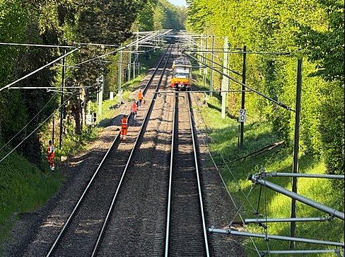 Eine Stadtbahn der Linie S4 steht am fr&uuml;hen Abend noch auf der Strecke bei Bretzfeld.
