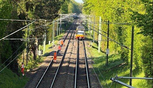 Eine Stadtbahn der Linie S4 steht am fr&uuml;hen Abend noch auf der Strecke bei Bretzfeld.