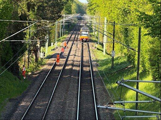 Eine Stadtbahn der Linie S4 steht am fr&uuml;hen Abend noch auf der Strecke bei Bretzfeld.