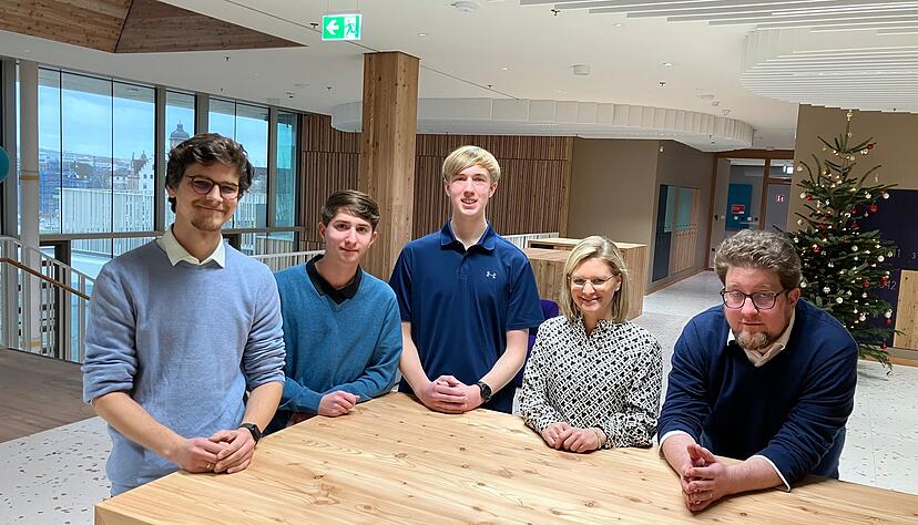 Pr&auml;sentieren das Leistungsfach Informatik an der Josef-Schwarz-Schule (von links): Daniel Lambrecht-Nenner, Maximilian Schmidt, Andreas Schmidt, Lisa Steinmann und Ruben Ebert.