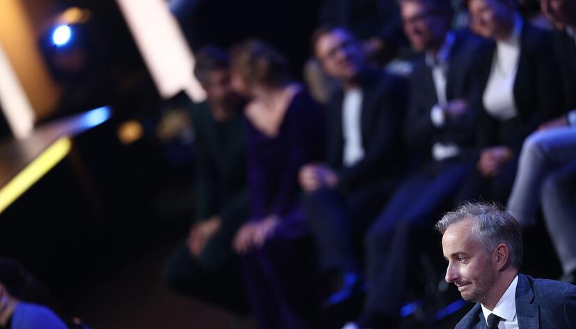 Jan B&ouml;hmermann sagt den Auftritt von Rapper Chefket bei seiner Ausstellung in Berlin wegen Antisemitismus-Vorw&uuml;rfen ab.