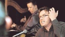 Schauspieler Thomas Fritsche rezitierte Gedichte von Christian Morgenstern, Sara Avelia sang und spielte auf der Harfe.Foto: Ralf Seidel