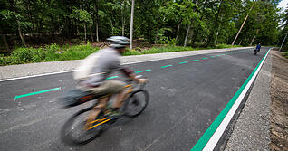 ARCHIV - 31.05.2019, Baden-Württemberg, Böblingen: Radfahrer fahren auf dem neuen Radschnellweg zwischen Böblingen/Sindelfingen und Stuttgart. Der erste Radschnellweg in Baden-Württemberg ist am 31.05.2019 für den Verkehr freigegeben worden. (zu dpa: «Radschnellwege») Foto: Christoph Schmidt/dpa +++ dpa-Bildfunk +++ | Verwendung weltweit ARCHIV - 31.05.2019, Baden-Württemberg, Böblingen: Radfahrer fahren auf dem neuen Radschnellweg zwischen Böblingen/Sindelfingen und Stuttgart. Der erste Radschnellweg in Baden-Württemberg ist am 31.05.2019 für den Verkehr freigegeben worden. (zu dpa: «Radschnellwege») Foto: Christoph Schmidt/dpa +++ dpa-Bildfunk +++ | Verwendung weltweit