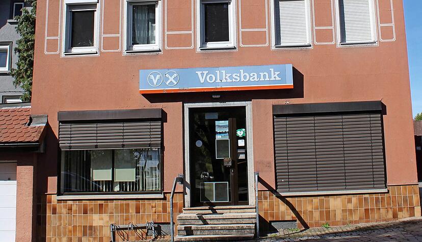 Eine Türe schließt sich, eine andere öffnet sich: Mit dem Weggang der letzten Bank wird Platz gemacht für einen Selbstbedienungsladen mitten in der Ortsmitte. 
Foto: Stefanie Jani Eine Türe schließt sich, eine andere öffnet sich: Mit dem Weggang der letzten Bank wird Platz gemacht für einen Selbstbedienungsladen mitten in der Ortsmitte. 
Foto: Stefanie Jani