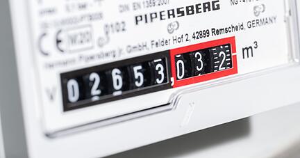 Die Gasumlage bedeutet zunächst zusätzlich 2,4 Cent pro Kilowattstunde, die alle Gaskunden bezahlen müssen, Privathaushalte ebenso wie Firmen.