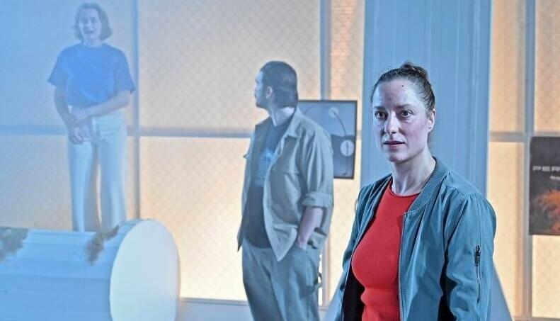 Eindringlicher Theatermoment: In Originalzitaten berichten die Schauspieler als Feuerwehrleute, Journalisten und Friedensaktivisten von der damaligen Situation am Ungl&uuml;cksort.