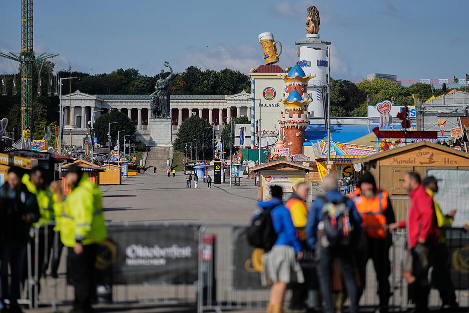 Mit Durchsagen werden Wiesnbesucher vor dem abgesperrten Oktoberfestgelände auf eine mögliche Gefahrenlage hingewiesen. Denn am Mittwochmorgen soll es eine Bombendrohung gegeben haben.