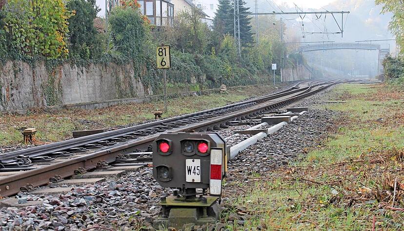 Viele Studien, wenig Bewegung: Eingleisiger Abschnitt der Frankenbahn bei Möckmühl-Züttlingen. Viele Studien, wenig Bewegung: Eingleisiger Abschnitt der Frankenbahn bei Möckmühl-Züttlingen.