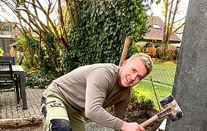 Max Gruber bei der Arbeit auf der Baustelle. Die körperliche Arbeit macht ihm Spaß.