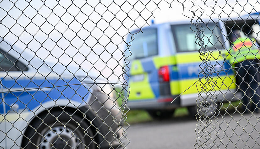 Ein Loch klafft in einem Zaun vor dem Rollfeld des Flughafens Stuttgart.