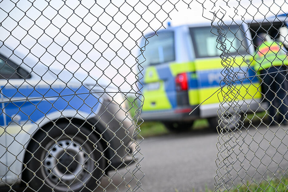 Ein Loch klafft in einem Zaun vor dem Rollfeld des Flughafens Stuttgart. Ein Loch klafft in einem Zaun vor dem Rollfeld des Flughafens Stuttgart.