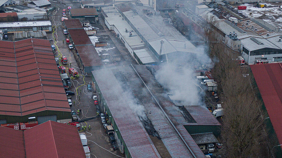 Auf dem Gel&auml;nde im Oberstenfelder Gewerbegebiet war am Nachmittag ein Feuer in einer Lagerhalle ausgebrochen.