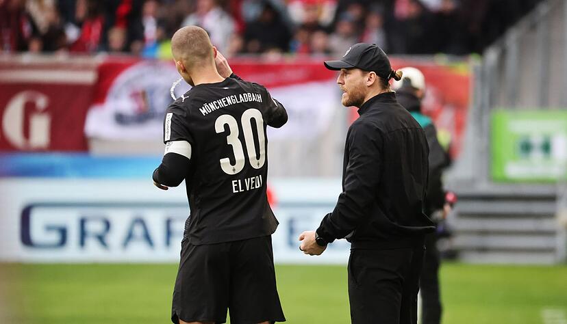 In der Krise: Trainer Eugen Polanski (r) spricht mit Nico Elvedi. In der Krise: Trainer Eugen Polanski (r) spricht mit Nico Elvedi.