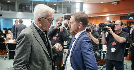 Winfried Kretschmann (l, B&uuml;ndnis90/Die Gr&uuml;nen) und Michael Kretschmer (CDU).