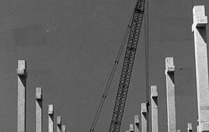 Am 29. Mai 1974 werden die ersten Fertigbauteile verankert.
Foto: Archiv