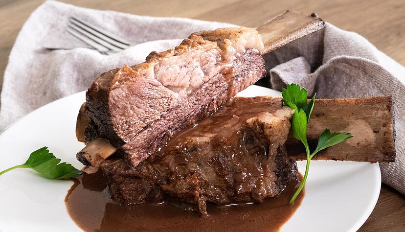 Anstatt die So&szlig;e zu binden, wird sie langsam reduziert. Das sorgt f&uuml;r einen intensiven Geschmack und eine sch&ouml;ne Farbe.