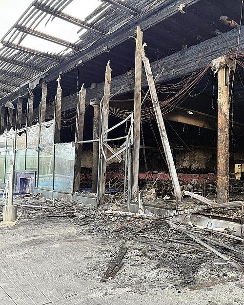 Die Fassade der Miramar-Therme ist ein Opfer der Flammen geworden. Aktuell geht der Betreiber von einem technischen Defekt an einem Gerät in einem Wartungsraum der Therme als Brandursache aus.