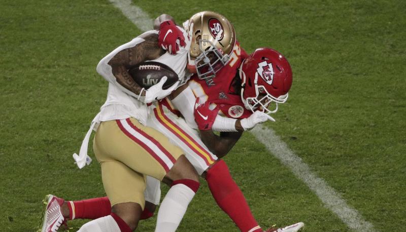 Kendrick Bourne (l) von den San Francisco 49ers setzt sich gegen Charvarius Ward von den Kansas City Chiefs durch.