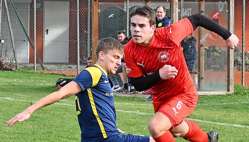 Gro&szlig;er Tag f&uuml;r Silas Lindenau (r.): Der Sulzfelder wurde vor der Partie gegen Gemmingen geehrt, weil er in der Vorwoche einem Mitspieler das Leben gerettet hatte. Danach gab es einen klaren 5:1-Sieg f&uuml;r den FVS. Foto: Klaus Kr&uuml;ger