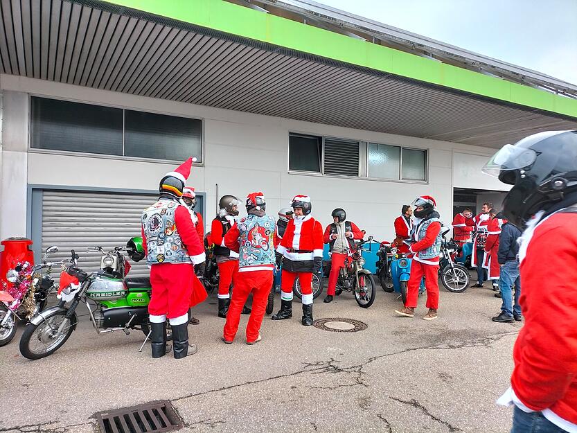 Am 7. Dezember düst die Mofagang Bifibataillon wieder in Nikolausmontur durch Heilbronn. Am 7. Dezember düst die Mofagang Bifibataillon wieder in Nikolausmontur durch Heilbronn.