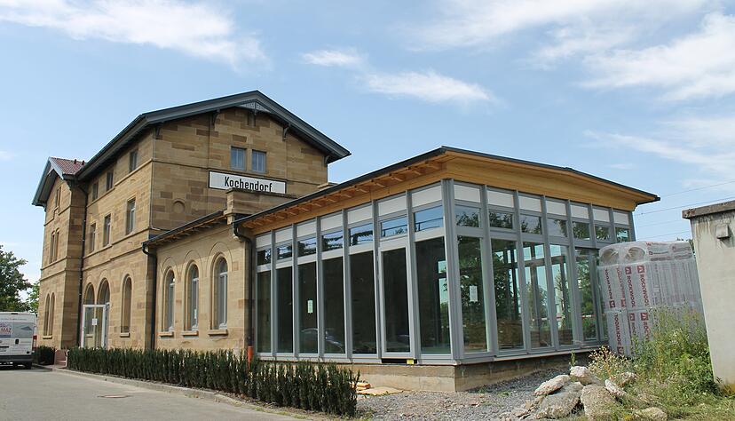 Der Bahnhof Kochendorf hat mittlerweile den dritten Anbau erhalten. Marcus D&uuml;rrwang hat sich bewusst f&uuml;r viel Glas entschieden, damit kein "Fremdk&ouml;rper" angedockt wird.
Fotos: Simon Gajer