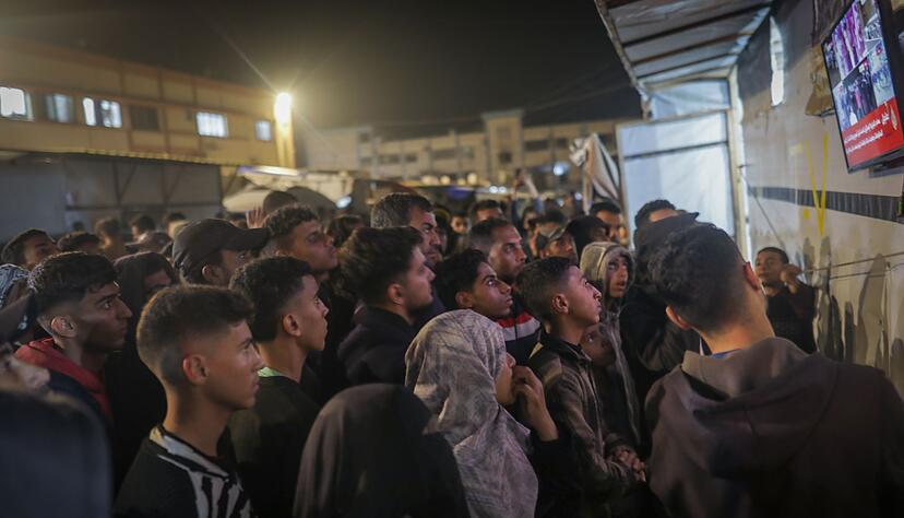 Menschen im Gazastreifen warten auf die Verk&uuml;ndung eines Waffenruheabkommens zwischen der Hamas und Israel.