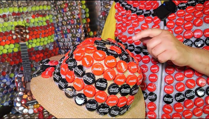 Kronkorken finden sich sogar an der Kleidung des Fr&uuml;hrentners.