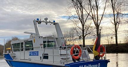 Die Wasserschutzpolizei am Montag bei der Suche nach dem Auto.
Foto: Kinkopf