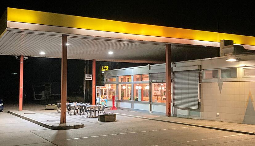 Eine Autobahnraststätte bei Widdern morgens um 3 Uhr. Wenige Lkw- oder Autofahrer kommen um diese Uhrzeit an der Tankstelle vorbei.
