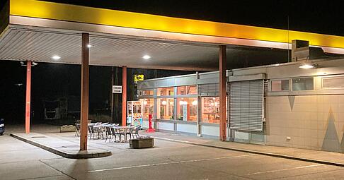 Eine Autobahnraststätte bei Widdern morgens um 3 Uhr. Wenige Lkw- oder Autofahrer kommen um diese Uhrzeit an der Tankstelle vorbei. Eine Autobahnraststätte bei Widdern morgens um 3 Uhr. Wenige Lkw- oder Autofahrer kommen um diese Uhrzeit an der Tankstelle vorbei.