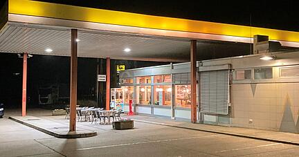Eine Autobahnraststätte bei Widdern morgens um 3 Uhr. Wenige Lkw- oder Autofahrer kommen um diese Uhrzeit an der Tankstelle vorbei.
Foto: Jürgen Kümmerle Eine Autobahnraststätte bei Widdern morgens um 3 Uhr. Wenige Lkw- oder Autofahrer kommen um diese Uhrzeit an der Tankstelle vorbei.
Foto: Jürgen Kümmerle