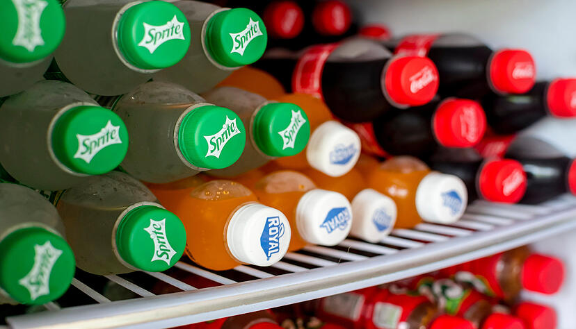Softdrinks enthalten meist sehr viel Zucker und f&uuml;hren bei &uuml;berm&auml;&szlig;igem Konsum zu &Uuml;bergewicht oder Diabetes. Eine Zuckersteuer k&ouml;nnte das &auml;ndern.