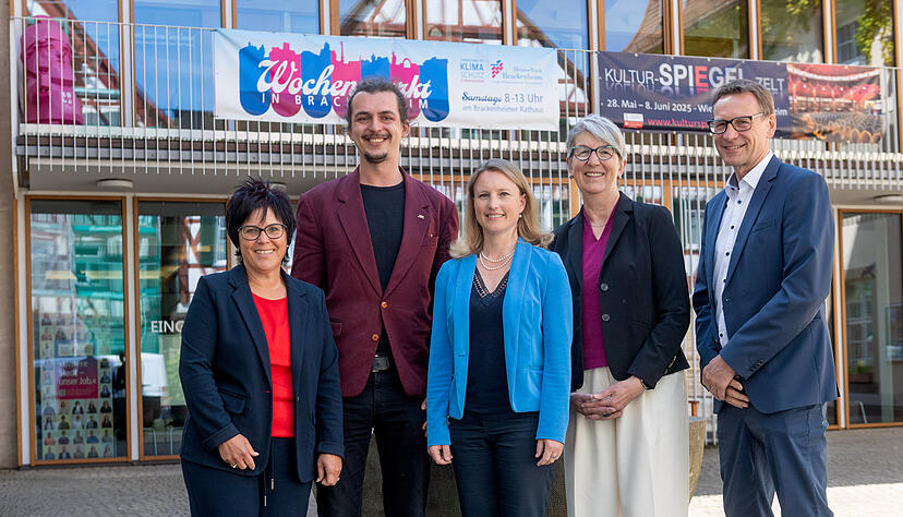 Teilnehmende (v.l.): Bürgermeister Carmen Kieninger (li.), Sarina Pfründer (Mitte), Thomas Csaszar (r.), Grünen-Politiker Erwin Köhler, Doris Reinhardt (KVBW).
Foto: Berger