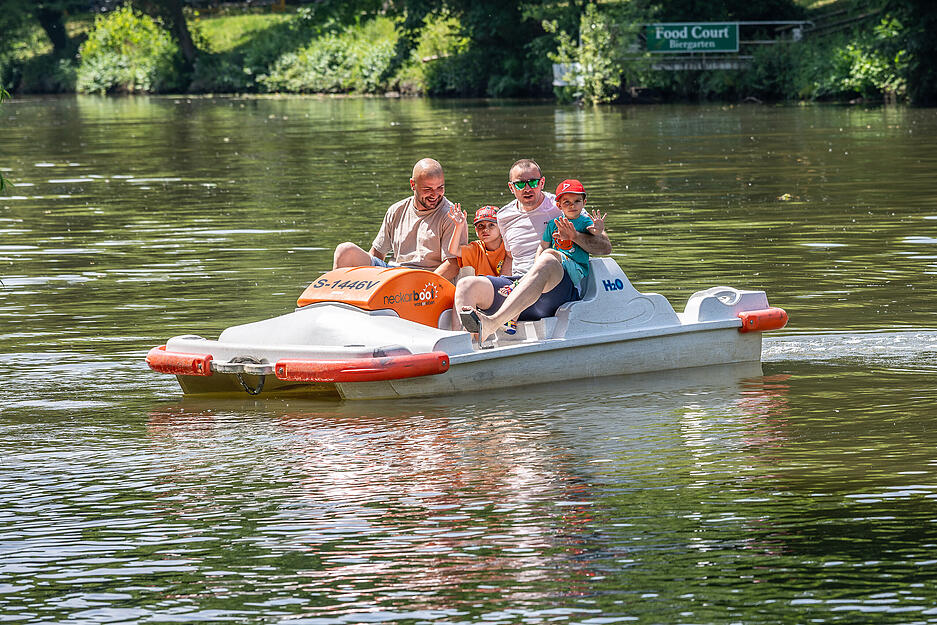 Hitze in Heilbronn: mit dem Tretboot auf dem Neckar unterwegs.