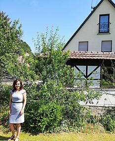 Fototermin vor dem Haus in Buchhorn, wo die Politikerin ihre Kindheit verbrachte. Foto: Mielke