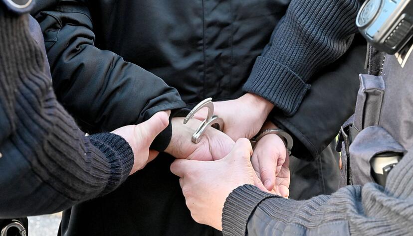 Während des Dienstes sind Polizisten laut Statistik zunehmend Gewalt ausgesetzt (Symbolbild).